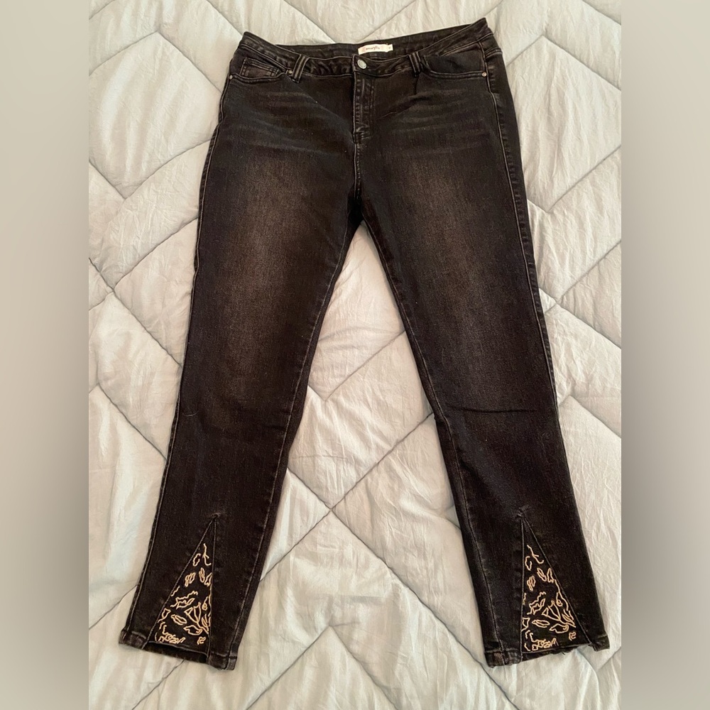Amaryllis Black Cropped Jeans with Embroidery